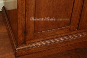 Credenza bassa in noce massiccio piallato a mano con ante e cassetti stile arte povera